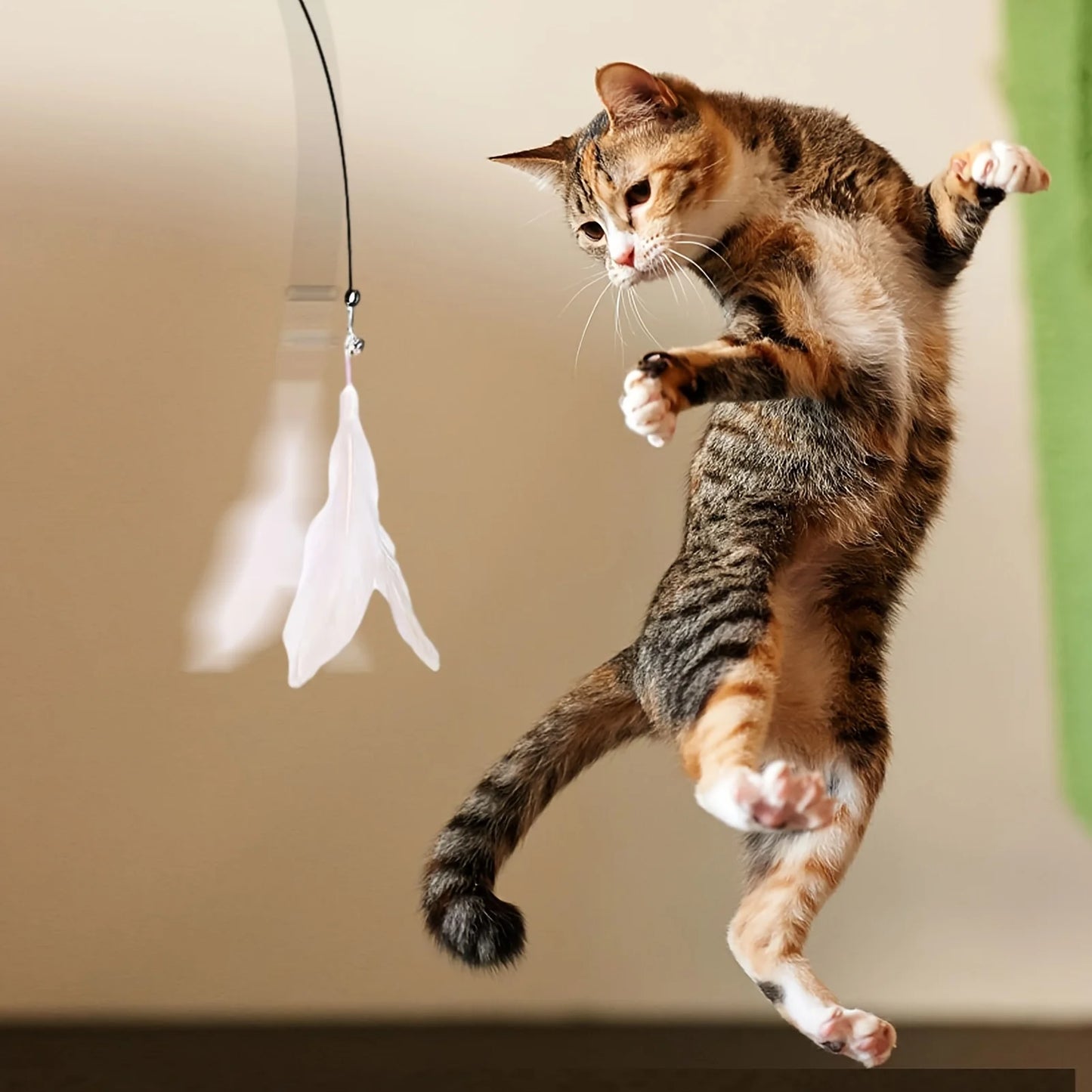 Katzenspielzeug – Interaktives Glöckchen und Federstab – Lange Stange mit Saugnapf für spannende Spielabenteuer – Ultimatives Katzenspielzeug